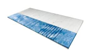 Deluxe Gelschaum Topper in Weiß und Blau, mit gestepptem Bezug und strukturiertem Schaumkern für optimalen Schlafkomfort.
