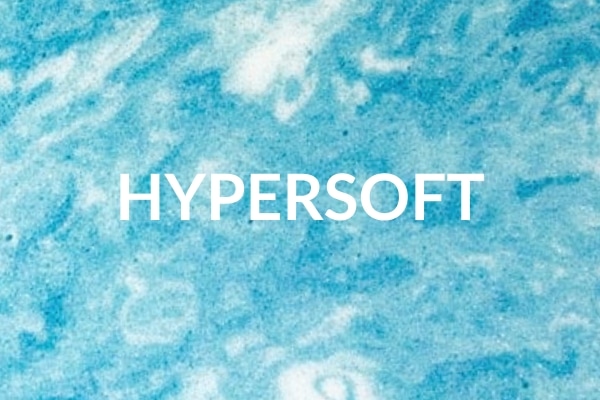 HYPERSOFT in weißer Schrift auf blauer, wolkenähnlicher Hintergrund.