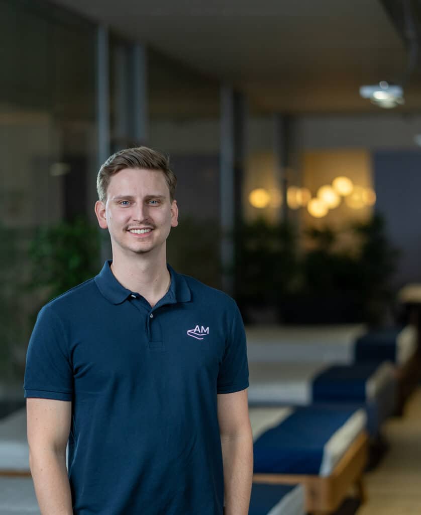 ClimaFlex Produktentwickler Tom steht im Showroom von AM Qualitätsmatratzen